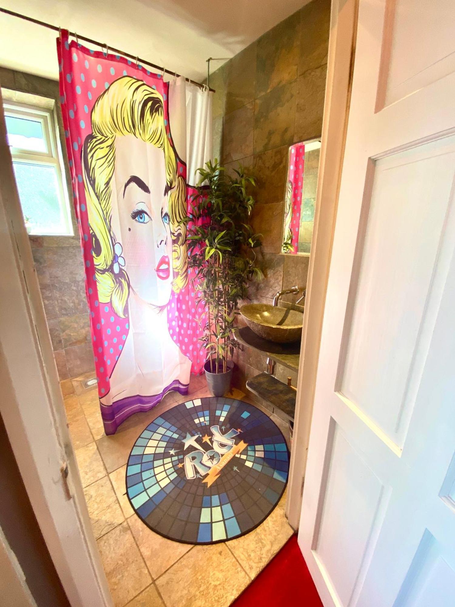 Pop Art Pad Heart Of Old Town With Parking! Apartment Hastings Exterior photo
